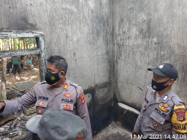 Kapolsek Waway Karya Bersama Warga Bantu Bangun Rumah Korban Kebakaran