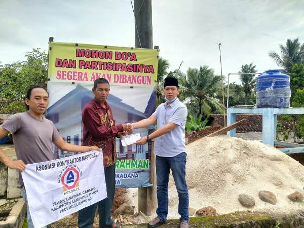 Jumat Berkah, DPC Askonas Lampung Timur Serahkan Bantuan Pembangunan Musholla Ar-Rahman