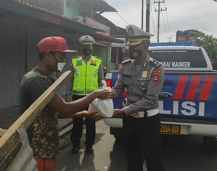 Subdit Kamsel Ditlantas Polda Lampung Gelar Jumat Berkah Berbagi
