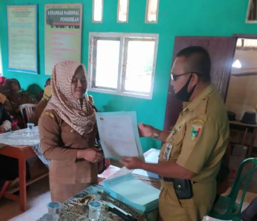 Kepala SPLP Pematang Sawa Serahkan 47 SK TKS Non CPNSD