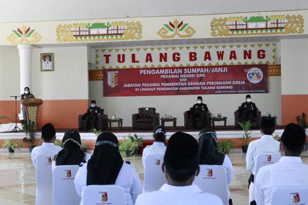 Bupati Winarti Serahkan SK P3K dan Lantik 20 ASN Kabupaten Tulang Bawang