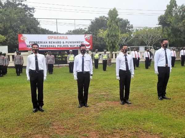 Empat Personel Polres Way Kanan Raih Penghargaan Dari Kapolres