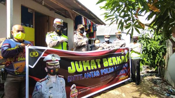 Dirlantas Polda Lampung Kunjungi Dan Beri Bantuan Kepada Remaja Penderita Lumpuh Layu