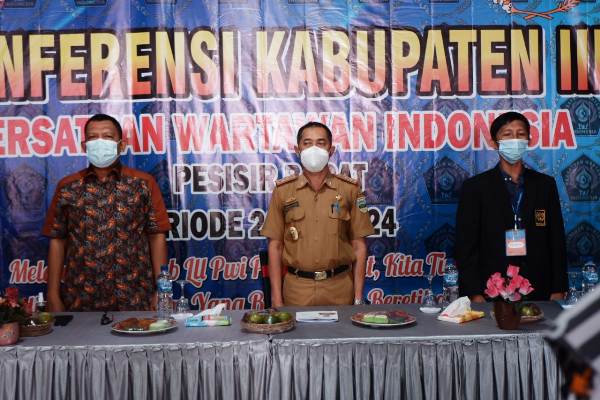 Plh Bupati Pesisir Barat Buka Konferkab Ke-III PWI Pesisir Barat