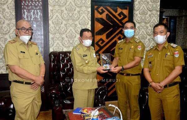 Peduli Dengan Lembaga Penyiaran Publik, Bupati Saply TH Raih Penghargaan Dari LPPL Tingkat NAsional