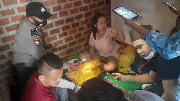 Babinkantibmas Way Kandis Rangkul Nakes Lakukan Khitan Warga Kurang Mampu