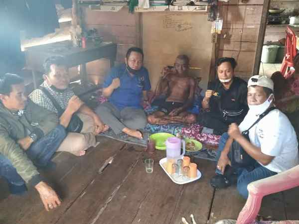 Rasa Kepedulian Sesama Insan Pers, PWI Muba Besuk Wartawan Yang Sedang Sakit