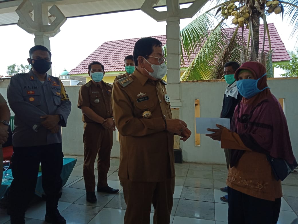 Bupati Saply Serahkan BLT-DD Secara Simbolis Di Dua Kecamatan