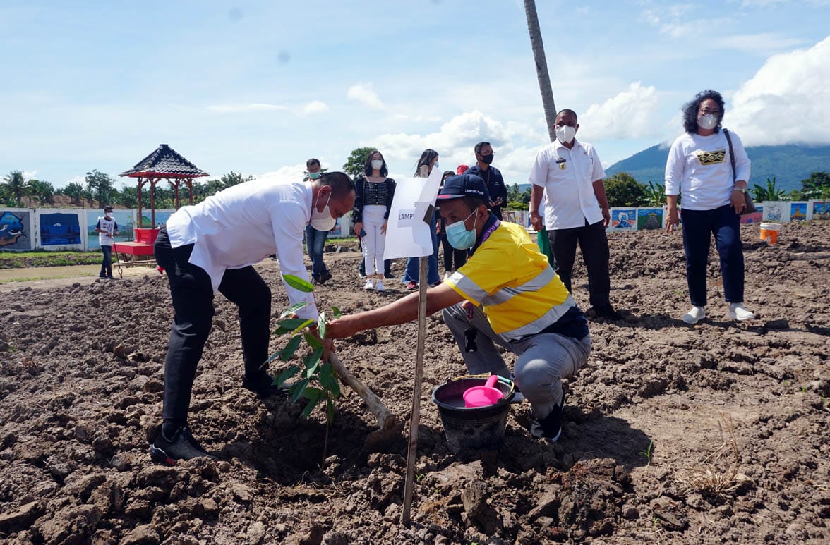 Peringati Hari Air Sedunia, Pemkab Lamsel dan Coca-Cola Amatil Indonesia Tanam Pohon di Kebun Edukasi