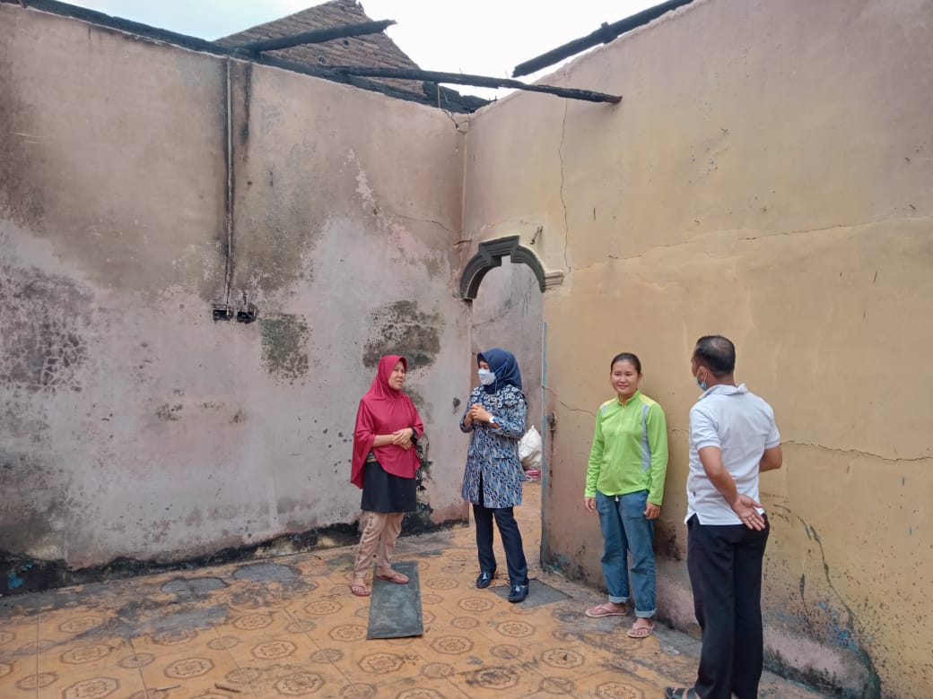 Anggota Komisi II DPRD Lampung Mardiana Sambangi Korban Kebakaran