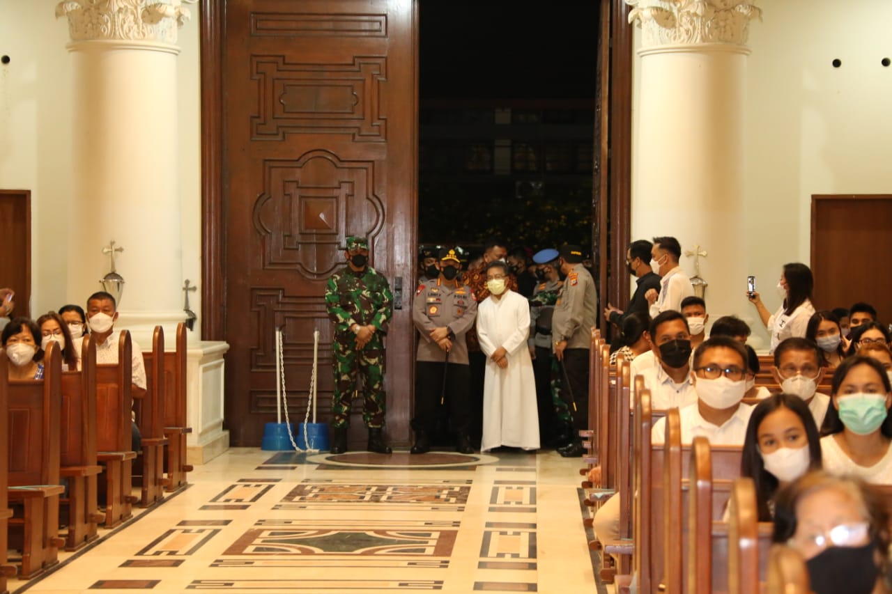Kapolri Tinjau Gereja Di Sulawesi Utara
