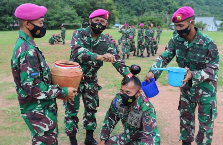 Naik Pangkat, Anggota Yonif 9 Mar/Beruang Hitam Batu Menyan Kecamatan Teluk Pandan Pesawaran Lampung Ritual Mandi Kembang
