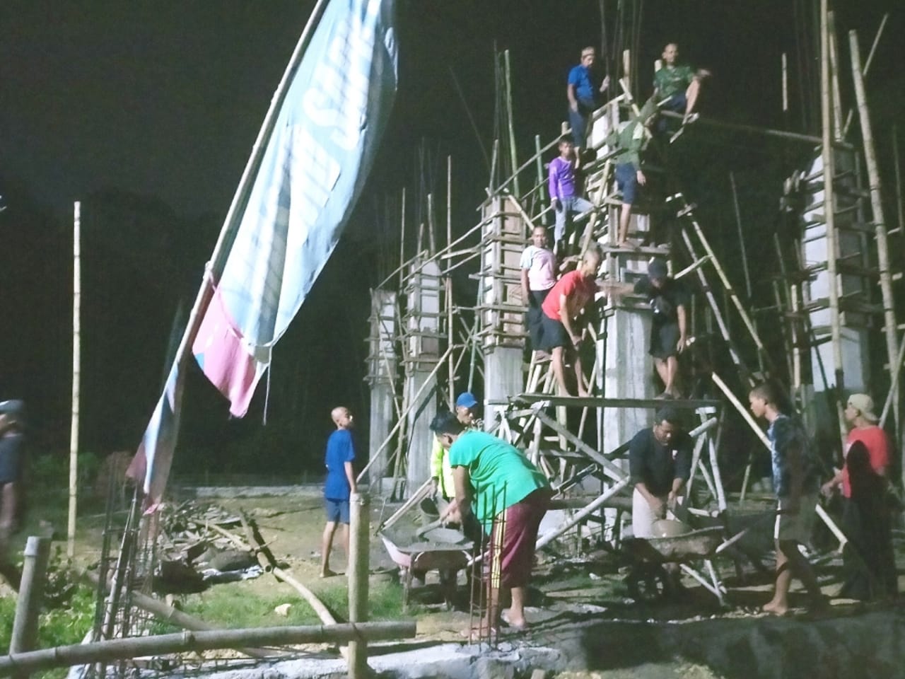 Anggota Sapu Jagad dan PSHT Gemolong Kerjabakti dalam Pengecoran Pilar Tiang Masjid Sapu Jagad