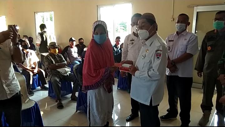 Bupati Saply TH Bagikan BLT Dana Desa