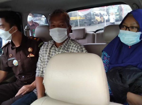 Kejari Titipkan Dua Tersangka Korupsi Proyek Lampu Jalan Tiopang Salomon dan Ditta Istianti Dalam Sel Polsek Kalianda