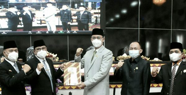 Wahdi Hadiri Paripurna DPRD Agenda LKPJ Tahun 2020