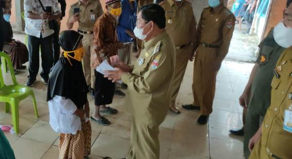 Bupati Mesuji Launching Dan Serahkan BLT-DD Kepada Penerima KPM