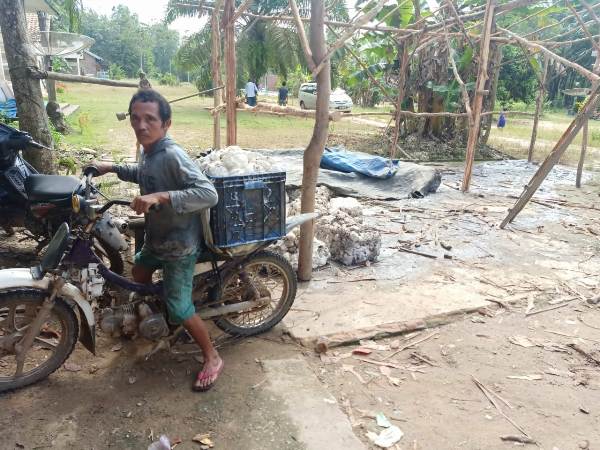 Warga Keluhkan Limbah Dari Lapak Karet Tak Berizin