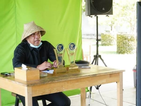 Bupati Umar Ahmad Sabet Dua Penghargaan Sekaligus