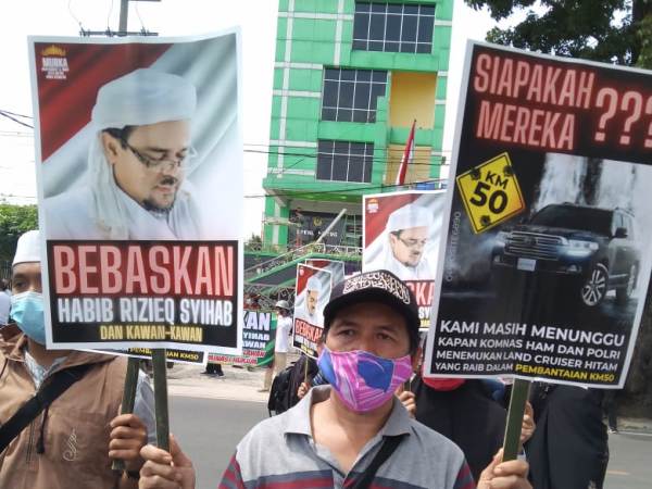 MURKA Lakukan Aksi Didepan Kejari Kota Metro Menuntut Habib Rizieq Bebas
