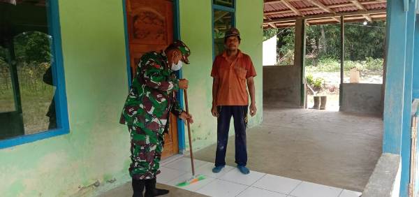 Sambut Bulan Ramadhan Babinsa Ajak Warga Gotong Royong Bersihkan Mushola