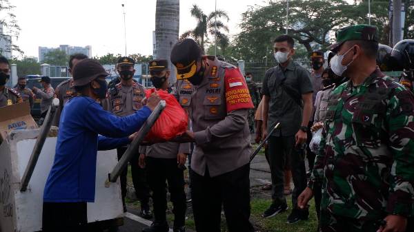 Kapolrestabes Metro Jakpus Buka Puasa Bersama Petugas Kebersihan Dan Pemulung