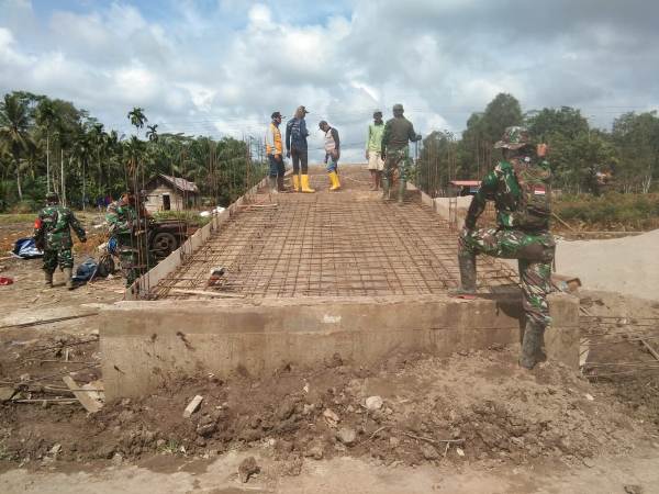 Satgas TMMD Ke-111 Kodim Babat Toman Buka Akses Jembatan Warga