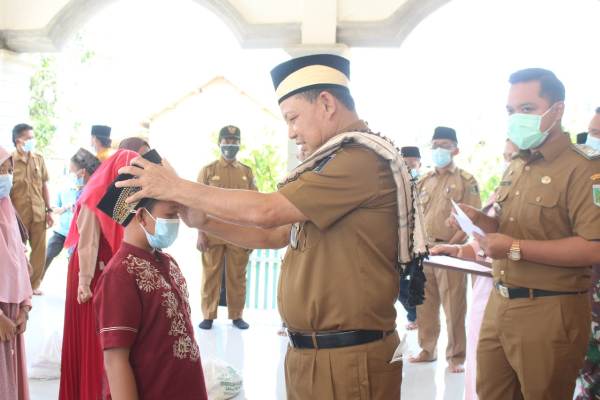 Bupati Dawam Rahardjo Berikan Santunan Kepada Anak Yatim Dan Rumah Ibadah
