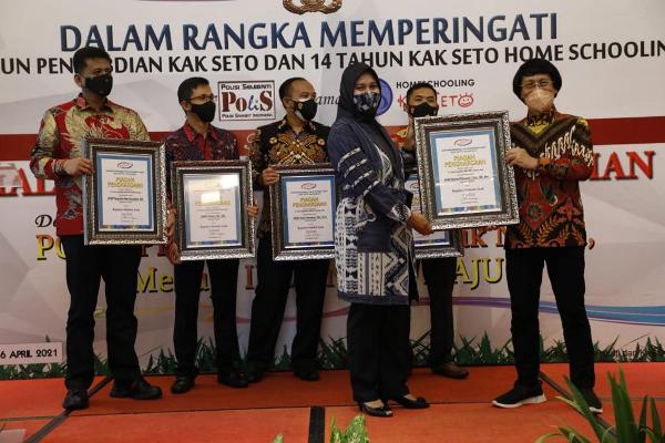Kapolres Metro AKBP Retno Prihawati dianugerahi Polisi Sahabat Anak Kak Seto Award 2021