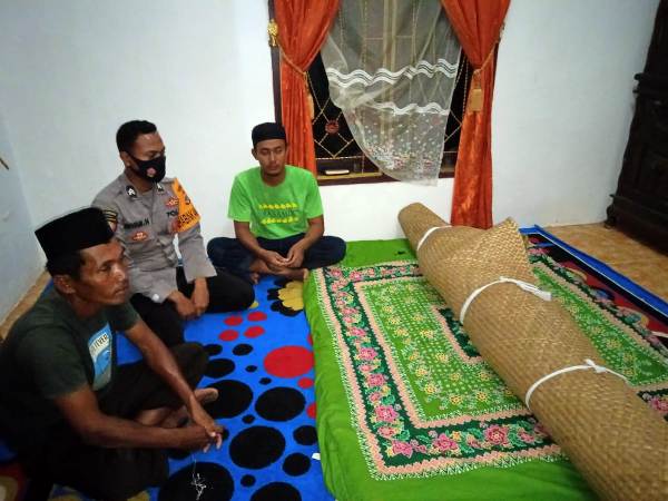 Polsek Menggala Identifikasi dan Olah TKP Penemuan Mayat Yang Gegerkan Warga