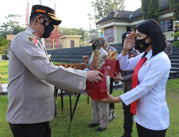 Moment Hari Kartini, Kapolres Way Kanan Beri Reward 25 Anggotanya