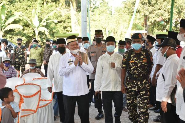 Bupati Dawam Serahkan Bantuan Dan Santunan Anak Yatim Di Waway Karya