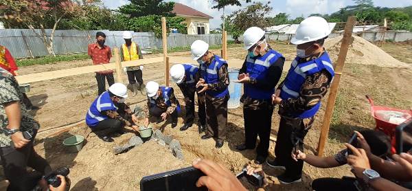 Bupati Saply Letakkan Batu Pertama Pembangunan Gedung Fasilitas Layanan Perpustakaan