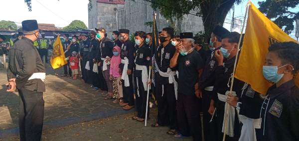 PSHT Cabang Tanggamus Bersama Sat Lantas Polres Tanggamus Bagikan Takjil Dan Masker Kepada Warga