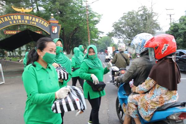 Jumat Berkah Persit KCK Cabang XLIII Yonif Raider 300 PD III/Siliwangi Bagikan Takjil