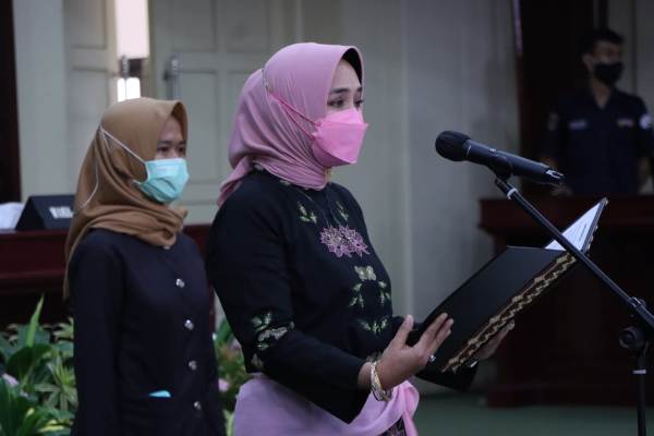Riana Sari Arinal Lantik Ketua TP PKK Dan Dekranasda Pesisir Barat