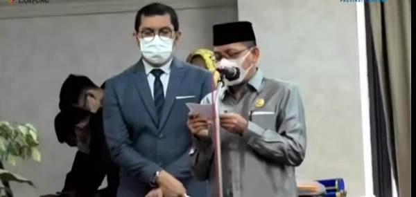 Akhor Wiwit Sudiono Pimpin Do’a Pelantikan dan Pengambilan Sumpah Jabatan Bupati- Wakil Bupati Pesibar