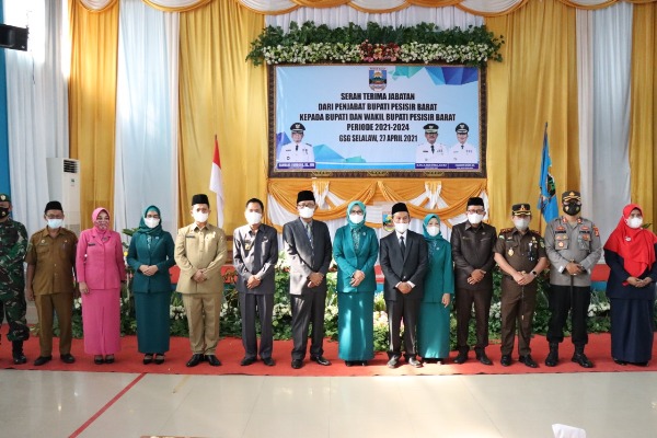 Tampuk Pimpinan Tertinggi Kabupaten Pesisir Barat Di Serahterimakan