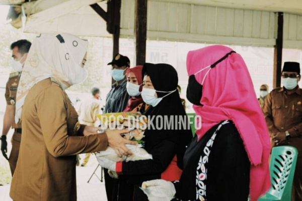 Bupati Winarti Serahkan Santunan Kepada Anak Yatim Dan Buka Opersi Pasar Murah