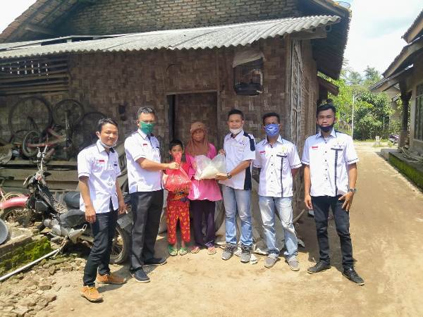 DPD Tampil Pringsewu Bagikan Paket Sembako Kepada Warga Di Lima Pekon Berbeda