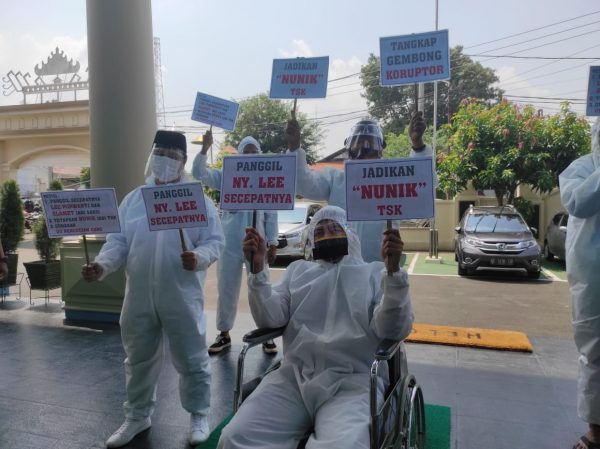 AMLB Kembali Unjukrasa di Sidang Mustafa Desak KPK Tetapkan Nunik Tersangka dan Panggil Ny Purwati Lee