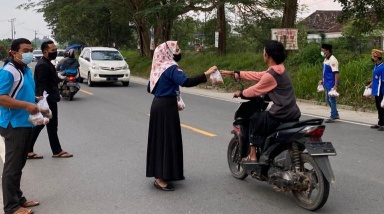 Lahirnya Srikandi Karang Taruna Lampung Tengah, Gerakkan Berbagi Takjil di Bulan Ramadhan