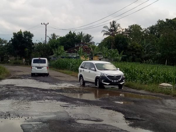 Jalan Raya Simpang Gayam-Ketapang, Lampung Selatan Yang Sepanjang Tahun Tetap Rusak