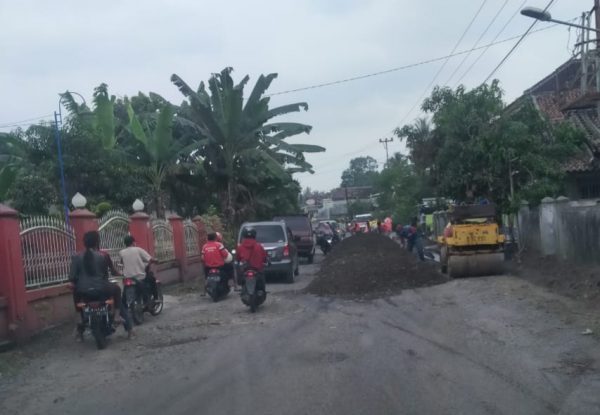 Jalan Pangpangan Kedondong Yang Rusak Parah dan Ditanam Pohon Pisang Itu Ditambal Sabes Oleh PU Provinsi Lampung