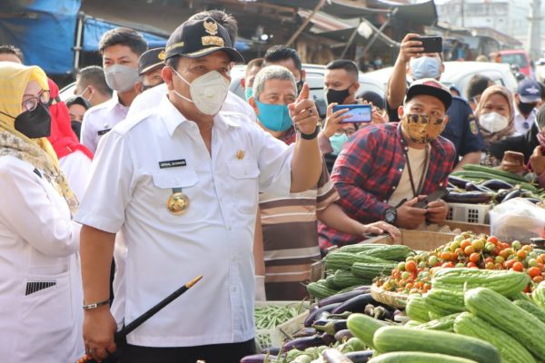 Tinjau Pasar Tradisional Bersama Eva Dwiana, Gubernur Lampung Arinal Djunaidi Gunakan Tongkat Komando