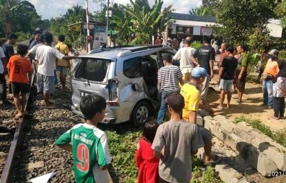 Mobil Pegawai SPBU Rajabasa Terseret Kereta Babaranjang Anaknya Azzam Tewas di RS