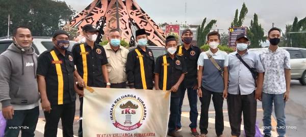 Organisasi Ikatan Keluarga Surakarta Bagikan Takjil Kepada Warga