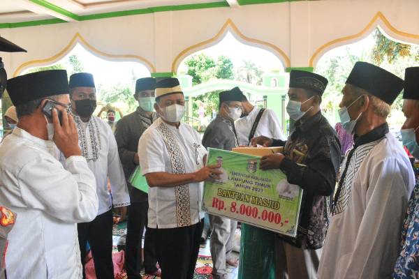 Bupati Lampung Timur Serahkan Bantuan Dan Santunan Di Desa Sumberhadi