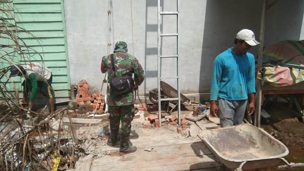 Babinsa Satgas TMMD Ke-111 Bantu Bangun Rumah Warga