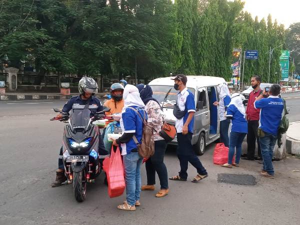 DPC MOI Cilegon Bagikan Takjil Dan Masker Di Pusat Kota